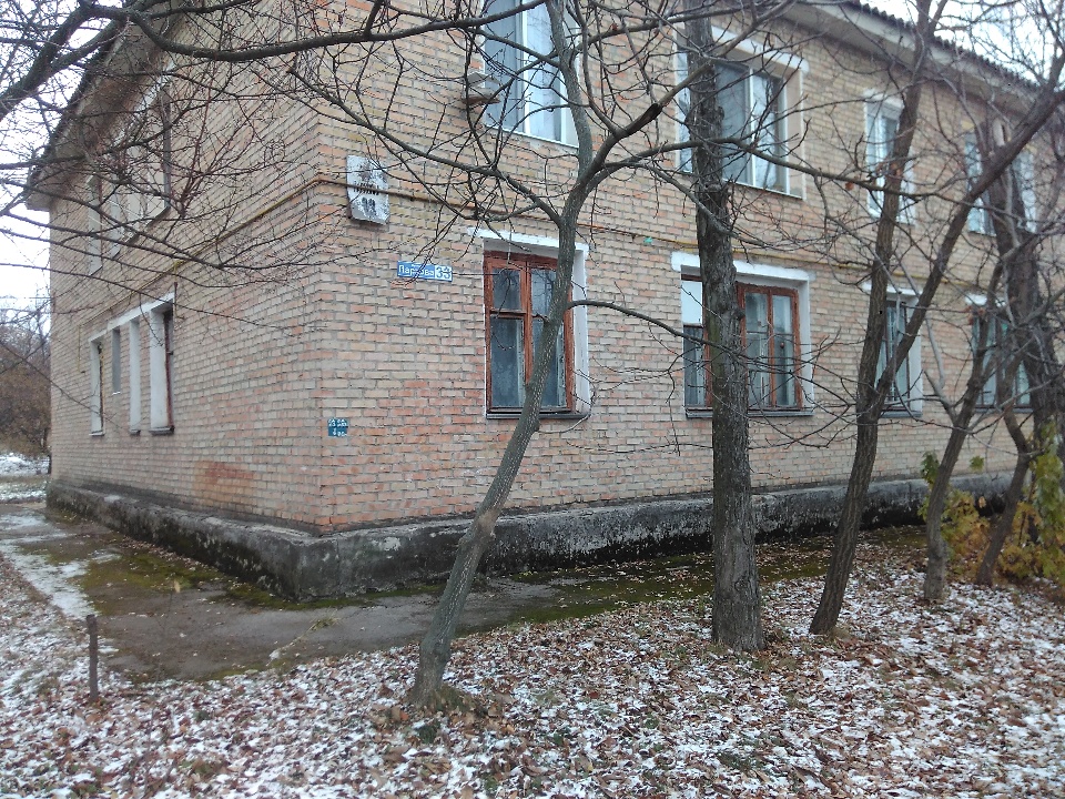 Двокімнатна квартира загальною площею 47,8 кв.м., сарай № 477 площею 3,0 кв.м. за адресою: Дніпропетровська обл., м.Жовті Води, вул. Паркова, буд. 33, кв. 3