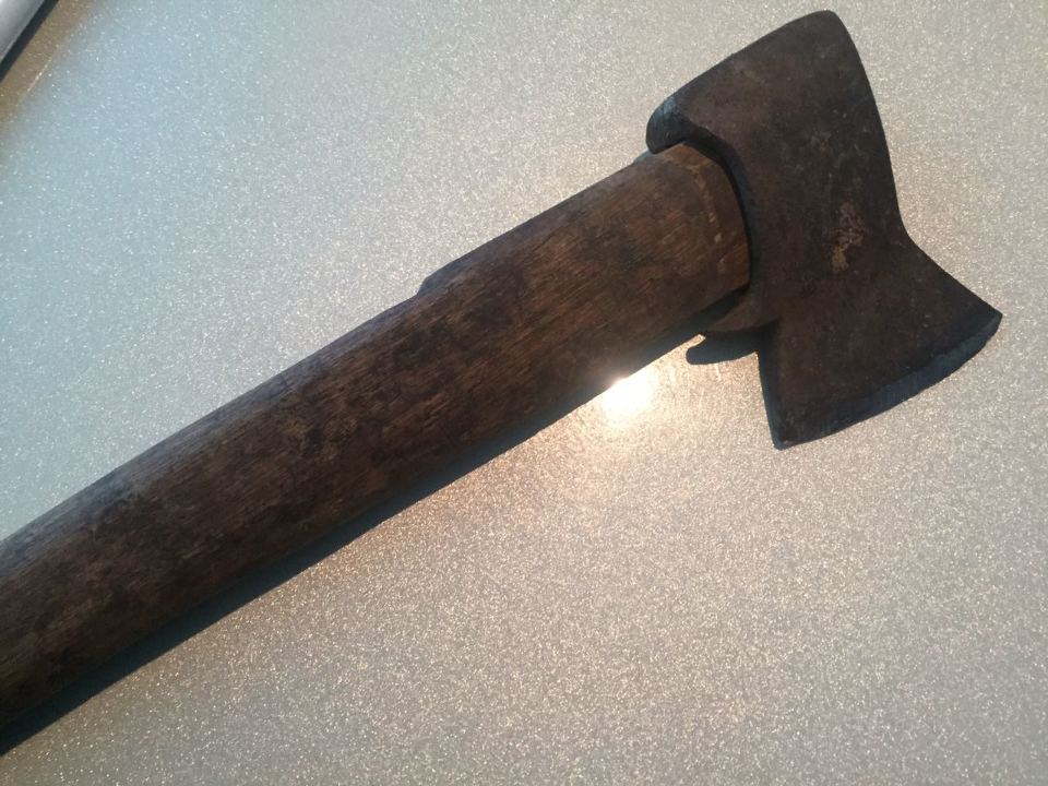 Сокира з дерев'яною рукояткою