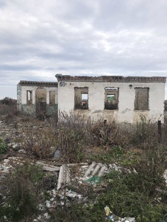 Житловий будинок заг. пл. 71,8 кв.м. з госп. будівлями та спорудами та земельна ділянка пл. 0,1 га, к.н. 1221411000:02:031:0050 за адресою: Дніпропетровська обл., Дніпровський р-н, м.Підгородне, вул. Поштова, буд. 68