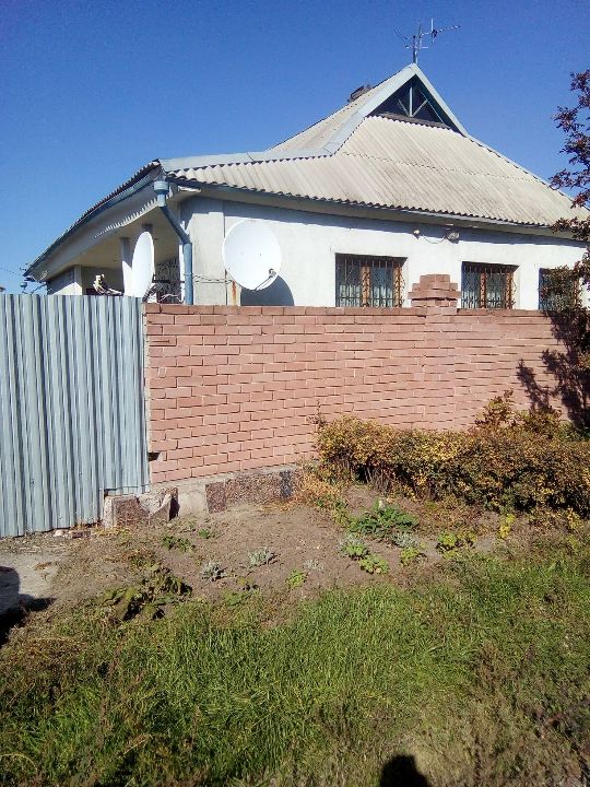 Домоволодіння: житловий будинок заг. пл. 111,3 кв.м. з господарськими побудовами за адресою: Дніпропетровська обл., м.Кам'янське, вул. Макаренка, буд. 15