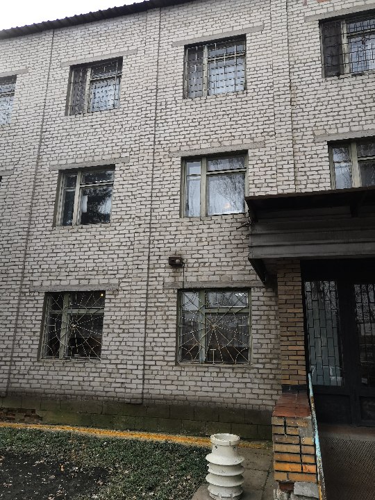 Нежитлова будівля поліклініки літ. А-2, літ. А'-3 загальною площею 1513,3 кв.м. за адресою: Донецька обл., м.Слов'янськ, вул. Заводська, буд. 2а