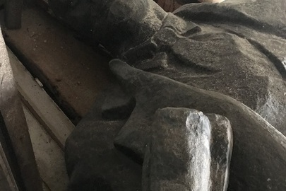 Кольоровий метал відповідного класу — лита бронза, вага 6 тон у вигляді статуї В.І.Леніна (демонтований та декомунізований колишній пам'ятник), 2003 р.в.. інв № 34200