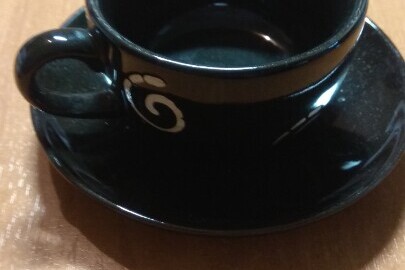 Керамічна чашка з блюдцем чорного кольору з візерунками золотистого кольору