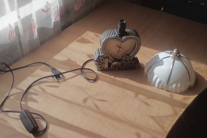 Лампа настільна з вмонтованим годинником
