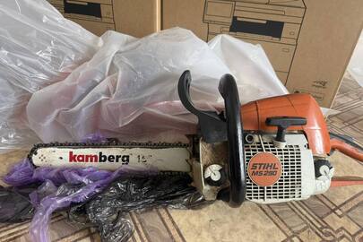 Конфісковане майно за рішенням суду: бензопила марки «STIHL MS 290», дві металеві сокири, металевий молот, б/в