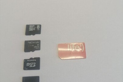 4 карти пам’яті Micro SD та одна сім-карта «Лайфселл», б/в