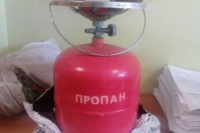 Газова горілка з металевим стоком червоного кольору, б/в
