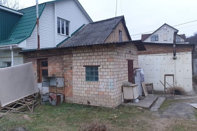 Конфісковане майно за рішенням суду: 1/6 частина житлового будинку, загальною площею 126.6 кв.м. та 1/6 частина земельної ділянки площею 0.8 га кадастровий номер 8000000000:79:312:0013 за адресою: місто Київ, Голосіївський район, вулиця Конотопська, 22