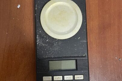 Конфісковане майно згідно виконавчого листа: електронно-побутовий пристрій (ваги) без маркувальних написів у пластмасовому корпусі, чорного кольору, розміром 11 см х 7 см х 1,5 см, б/в