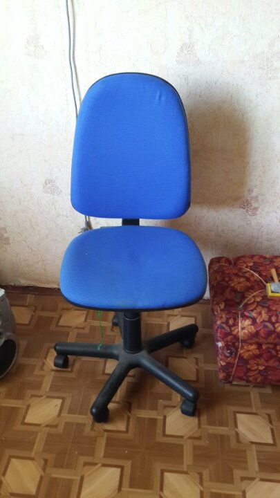 Крісло офісне на колесах синього кольору, 1 од., б/в 