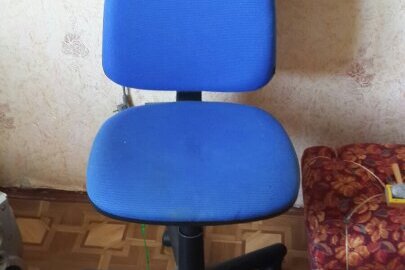 Крісло офісне на колесах синього кольору, 1 од., б/в 