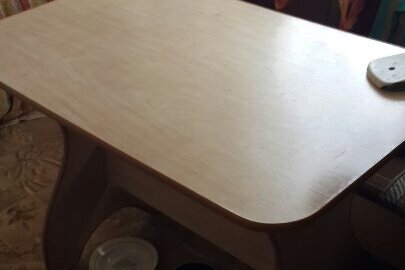 Набір кухоний: стіл та чотири стільці з м'якими сидіннями світло-коричневого кольору, 1 од., б/в