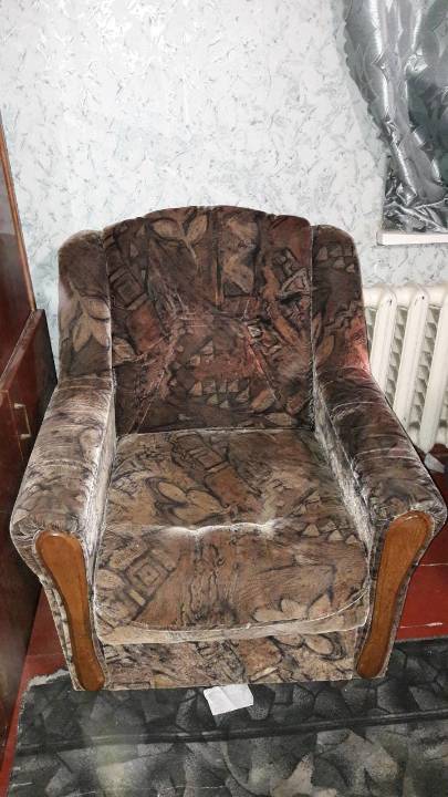 Крісло коричневого кольору, б/в