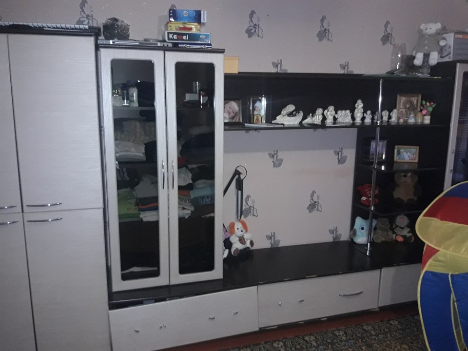 Стінка світло-сірого кольору, б/в