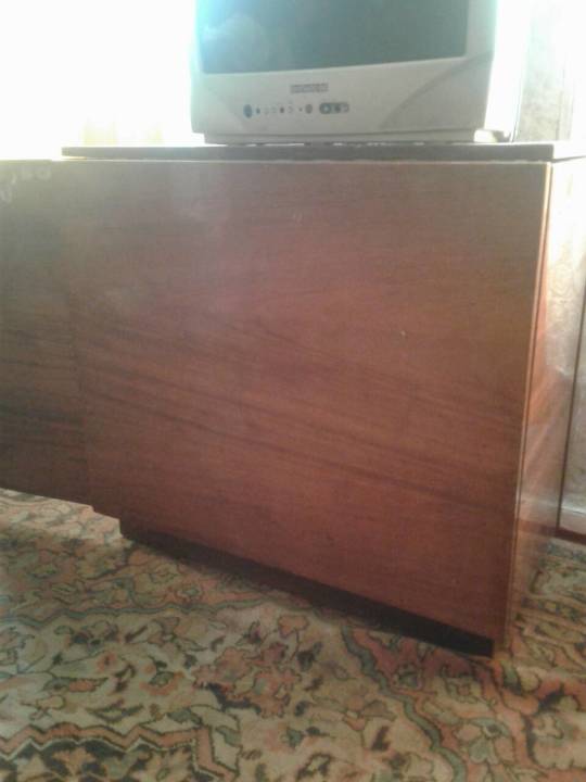 Стіл розкладний, коричневого кольору