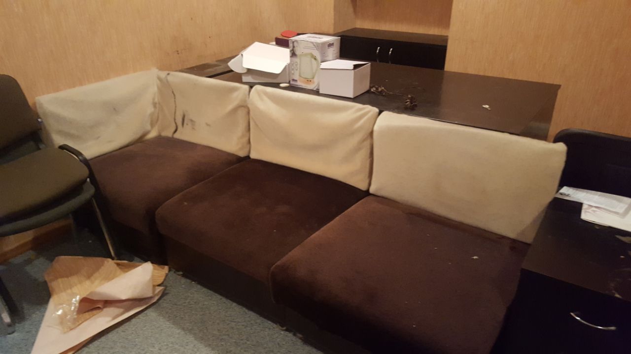 Дивани коричневого кольору, в кількості 2 шт.