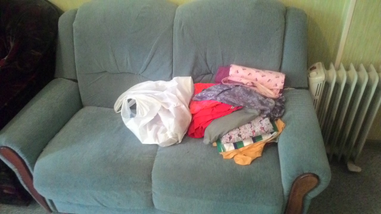 Диван сірого кольору