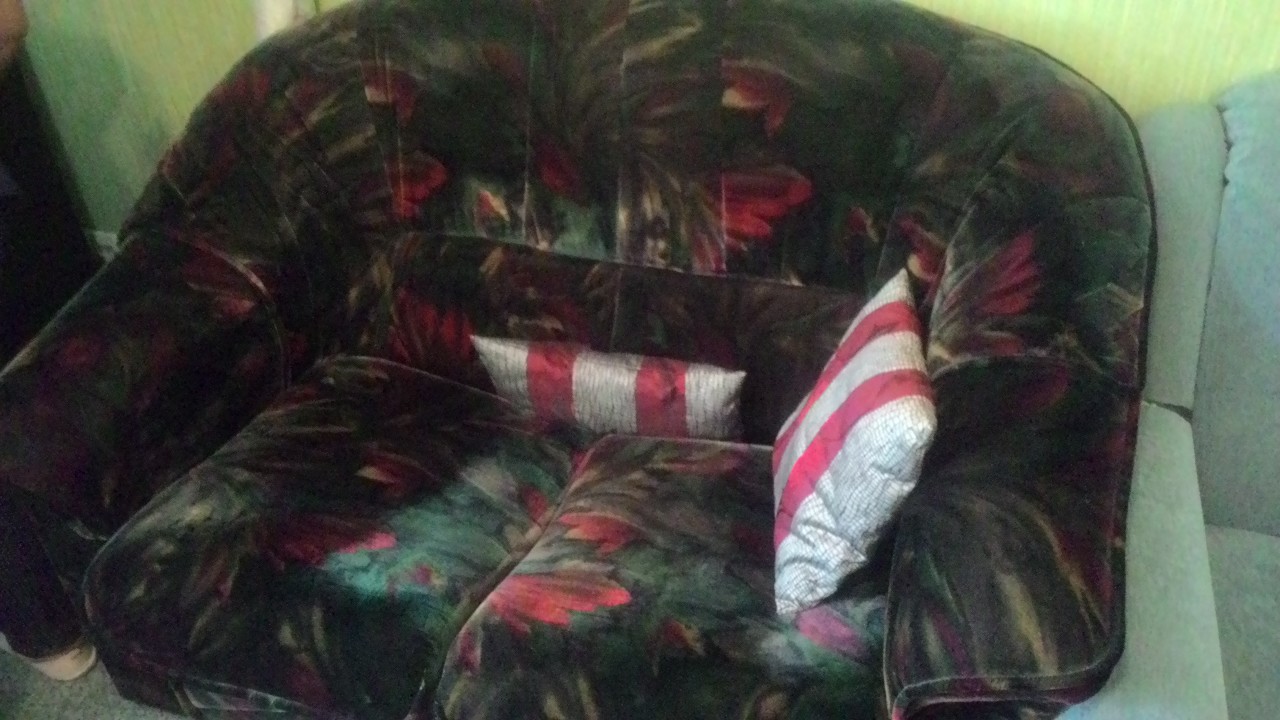 Диван чорного кольору