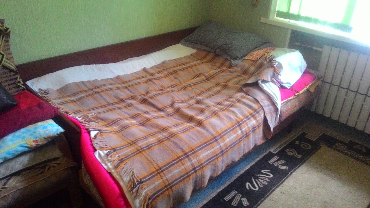 Диван коричневого кольору