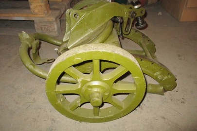 Візок (станок) зеленого кольору на двох колесах із складною частиною для транспортування, у кількості 3 шт.