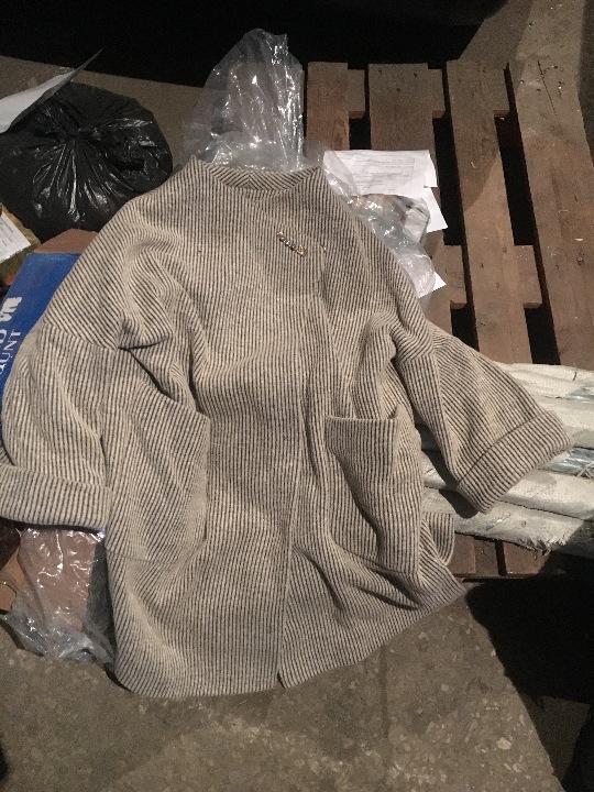 Пальто жіноче сірого кольору, синтетичне, в кількості 4 шт.