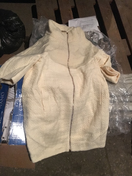 Пальто жіноче білого кольору, синтетичне, в кількості 5 шт.