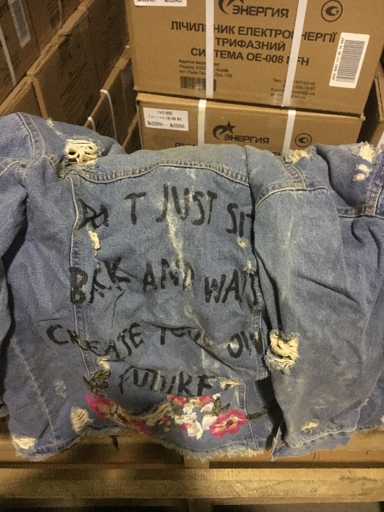 Куртки, піджаки, светри в асортименті в кількості 25 од.