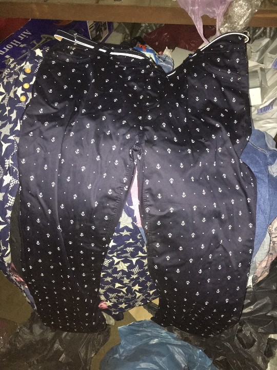 Одяг в асортименті — джинси, брюки в кількості 70 од.