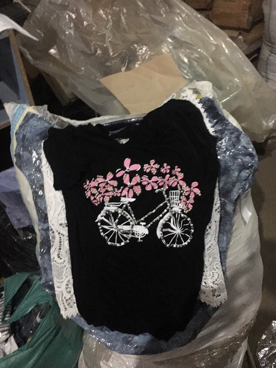 Одяг в асортименті: футболки, блузки, сорочки в кількості 943 од.