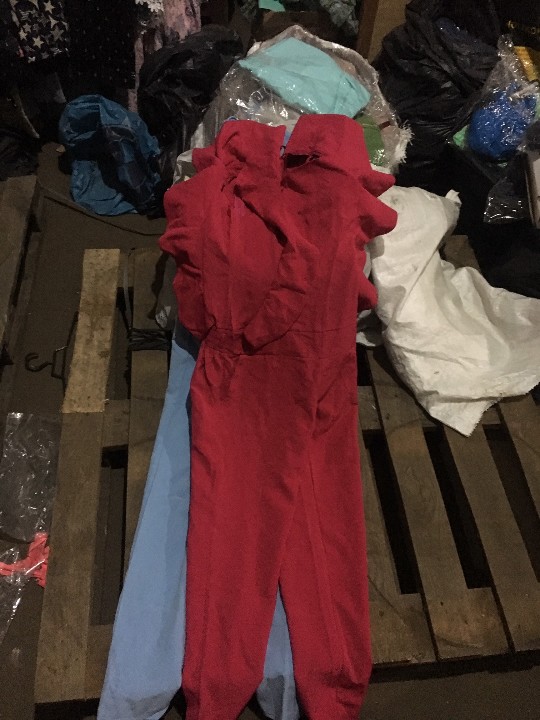 Костюми жіночі в асортименті, в кількості 42 од.