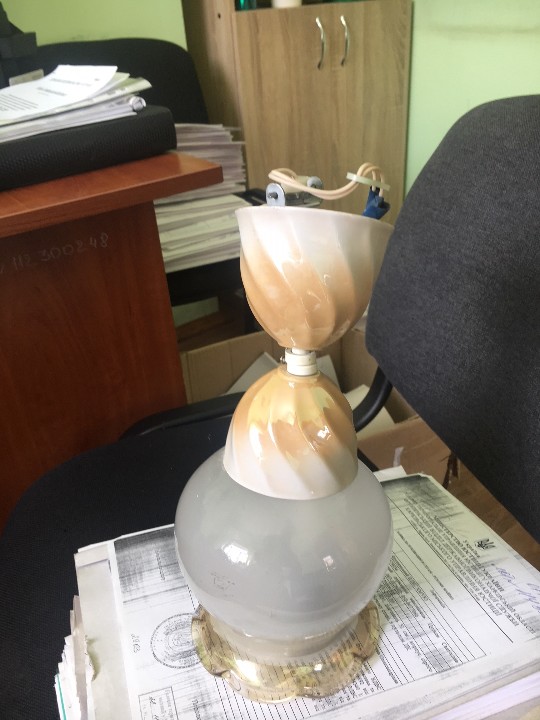 Світильник одноламповий бежевого кольору