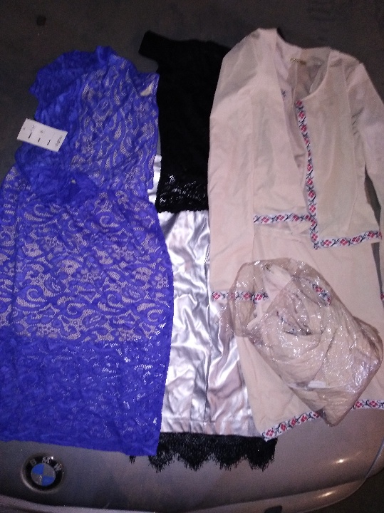 Комбінезони жіночі (блузка та спідниця), нові, в кількості 4 шт.