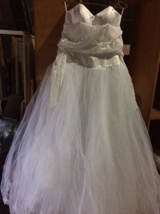 Сукня весільня в кількості 10 шт., весільна накидка в кількості 5 шт., квітка весільна в кількості 359 шт., корона весільна в кількості 4 шт., букет весільний в кількості 13 шт.