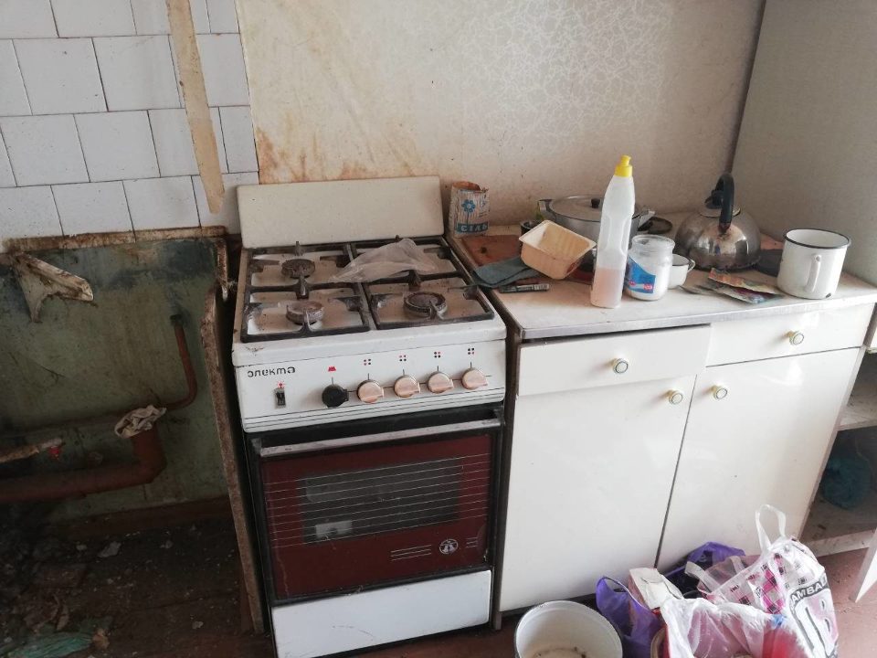 Диван та 2 крісла, телевізор, тумба під телевізор, сервант, килим, стіл кухонний, тумба, стільці 3 шт., газова плита, кухонний гарнітур