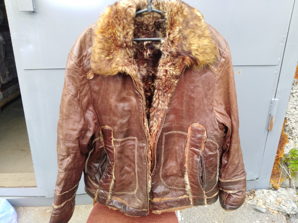 Шкіряна куртка, коричневого кольору