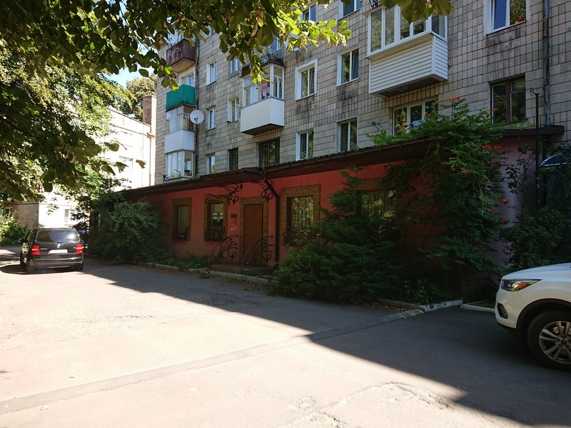 Приміщення магазину ритуальних послуг, загальною площею: 334.9 кв.м., місцезнаходження майна: Рівненська область, м. Рівне, вул. Гагаріна, 8-Б