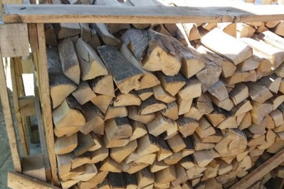Деревина паливна породи ясен у вигляді колотих полін, довжиною: 25 см., об'ємом: 1.53 м.куб., товщиною пласта: 5-15 см
