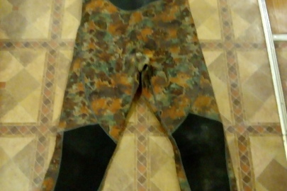 Гідрокостюм з кольоровими вставками, до якого додаються шкарпетки, рукавички, безрукавка