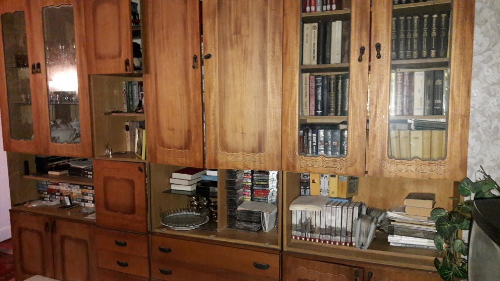 Меблева стінка коричневого кольору