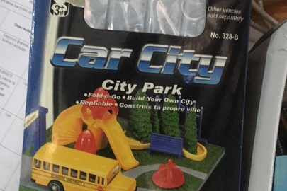 Іграшка - набір автобус із зупинкою у коробці "City Park"