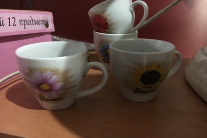 Кавові чашки із зображенням квітів