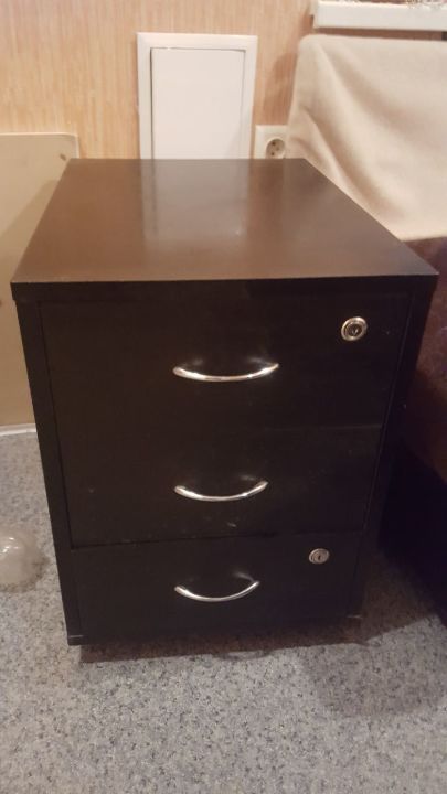 Тумби чорного кольору в кількості 2 шт.