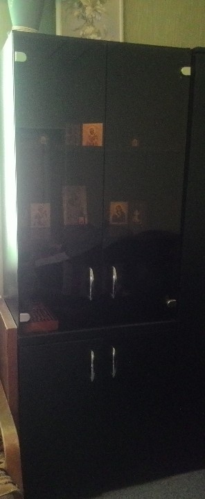 Шафа чорного кольору
