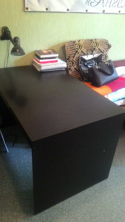 Столи чорного кольору в кількості 2 шт.