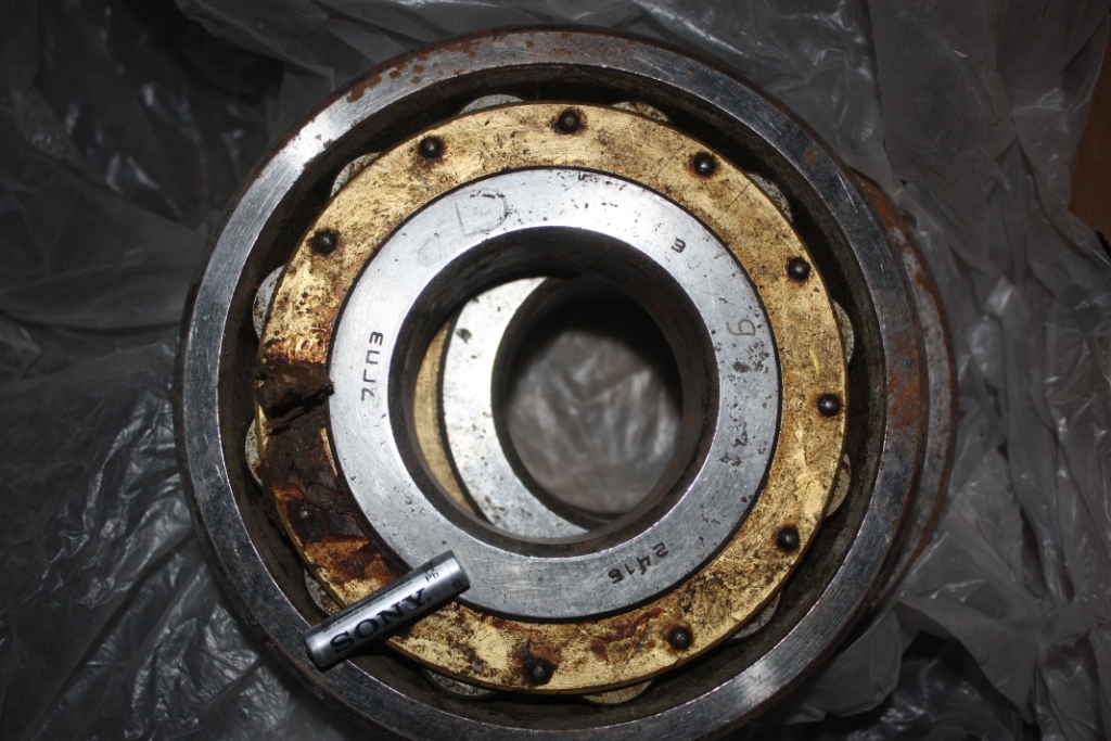 Підшипники роликові з металевою кареткою з написом 