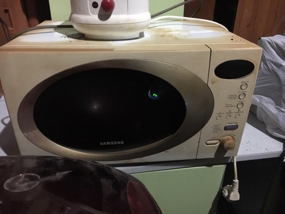 Мікрохвильова піч SAMSUNG M187GNR