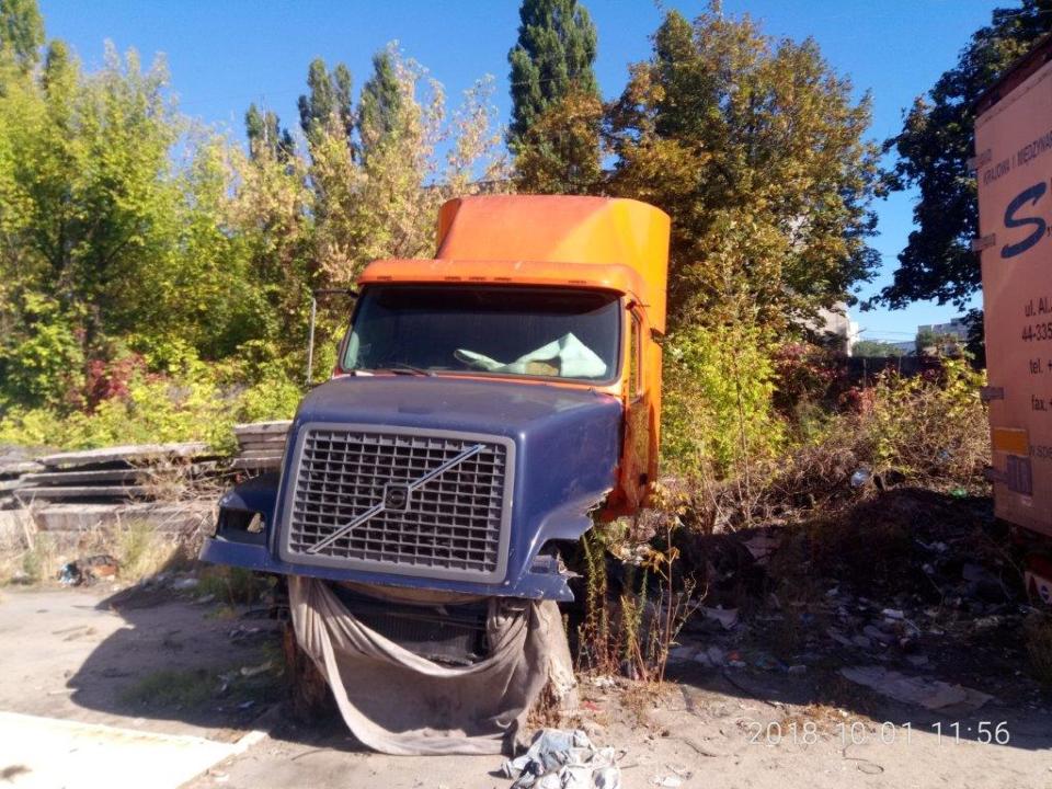 Сідловий тягач-Е VOLVO VNM42T, 2004 року випуску, AX2368BK, кузов № 4V4M19GG75N376943