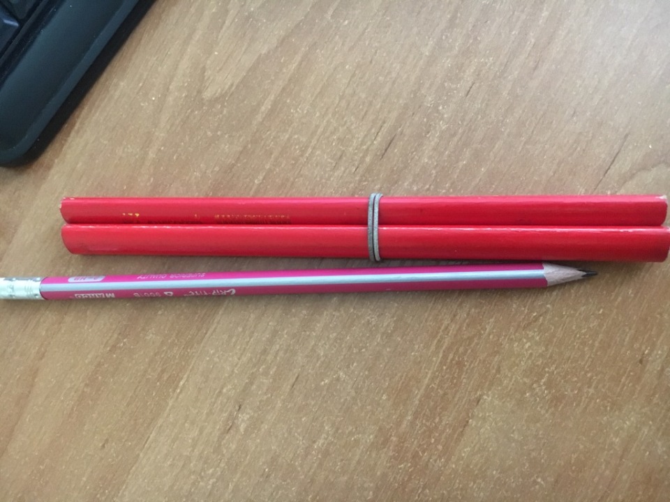 Олівці у кількості 4 шт., точилка для олівців 1 шт., ручка-коректор - 2 шт.