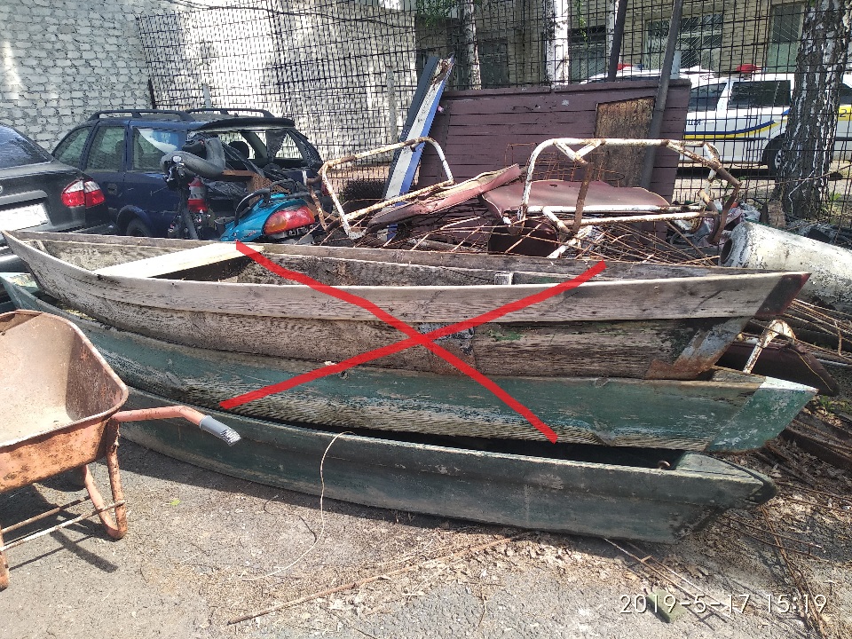 Дерев'яний човен з веслом