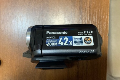 Цифрова відеокамера Panasonic HC-V100 чорного кольору разом із накопичувачем пам`яті SDHN 16 ГБ
